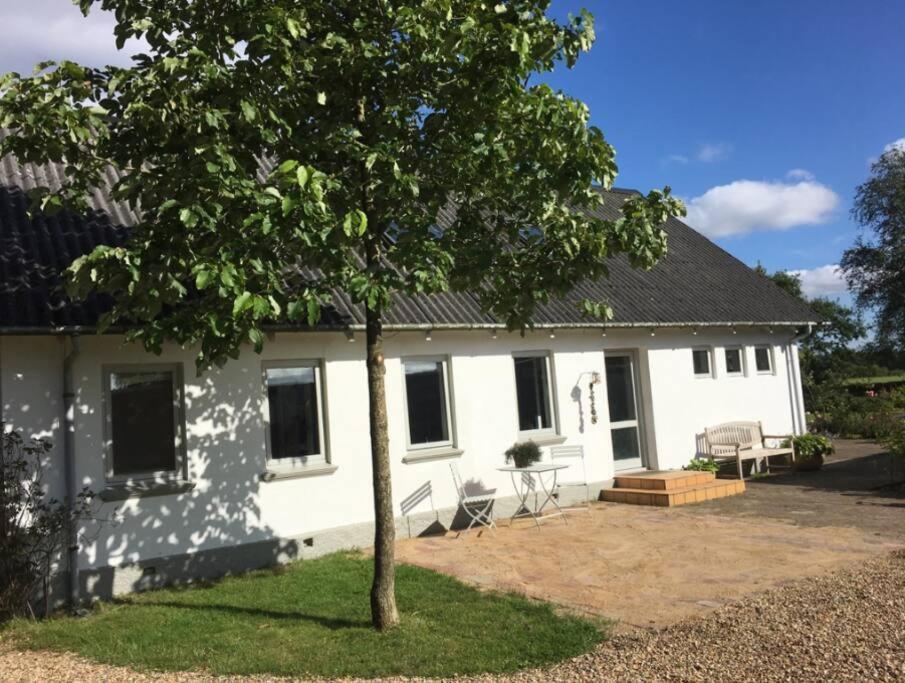 Skont Hus Pa Landet Taet Pa Billund Villa Give Exterior photo